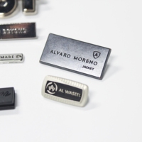 Étiquettes en alliage de zinc en gros, logo personnalisé, étiquettes de vêtements personnalisées, plaques de marque en relief, autocollantes