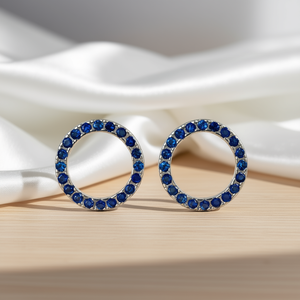 Orecchini Classici con Diamanti Taglio Brillante Rotondo Naturale e Pietre Laterali Blu Zaffiro in Rame per Gioielleria Raffinata da Donna E1825 - Product Image 2