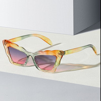 Lunettes de soleil rétro uniques pour hommes, style œil de chat, avec monture marron et motif vague de couleur papillon, protection UV400