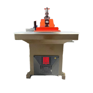 A <span class=keywords><strong>TOM</strong></span> MF20C Machine à couper le cuir à bras oscillant avec levier d'équilibre | Coupe-chaussures stable et efficace - Product Image 1