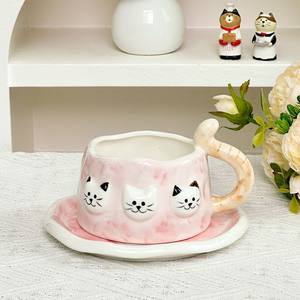 แก้วกาแฟเซรามิคพร้อมจานรองลายแมวเพ้นท์มือ ดีไซน์หางแมวสุดสร้างสรรค์ ด้ามจับรูปอุ้งเท้าแมว สวยงามระดับพรีเมียม - Product Image 2