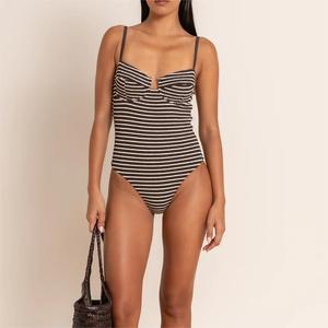 Costume da bagno intero monokini da donna con logo personalizzato, a righe cacao testurizzate, con spalline regolabili, schiena con cut-out e taglio sgambato a vita alta - Product Image 1
