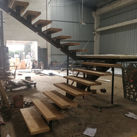Escalier à poutre simple en forme de U avec marches en bois pour usage intérieur