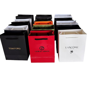 Sac en papier personnalisé de luxe pour bijoux, petit format, gris, noir, blanc, avec logo et couleur dorés - Product Image 1
