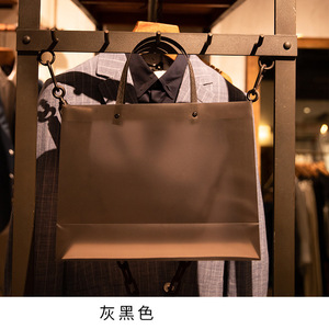 ถุงพรีเมียมพิมพ์โลโก้ บรรจุภัณฑ์หรูหรา ถุงของขวัญกระดาษแบบมีเชือกผูก ผลิตตามสั่ง กันน้ำ กันกระแทก กันฝุ่น สไตล์คริสต์มาส - Product Image 4