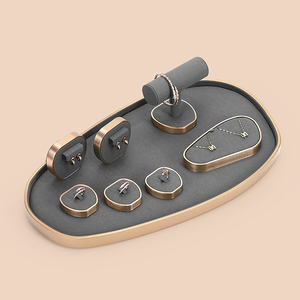 Présentoir à bijoux Jinsky gris avec cadre doré et support de comptoir de vitrine de plate-forme ovale - Product Image 2