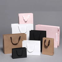 Bolsas de Regalo de Papel Rosa Claro con Impresión de Logotipo Personalizado al por Mayor, con Acabado Brillante en Oro UV para Ropa, Zapatos, Accesorios y Perfumes