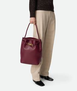 Sac seau Bottega BV Andiamo, sac seau en cuir de veau soyeux avec détail de nœud signature et bandoulière coulissante Veneta - Product Image 5