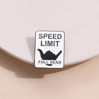 En stock, vente en gros : Pin's en émail métallique personnalisé, motif main Shaka et signal routier de limitation de vitesse, pour vêtements