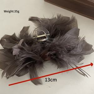 Pince à cheveux élégante en plumes d'autruche, grande pince à cheveux en forme de griffe de requin pour femmes, accessoire de mode avec décoration en plumes - Product Image 3