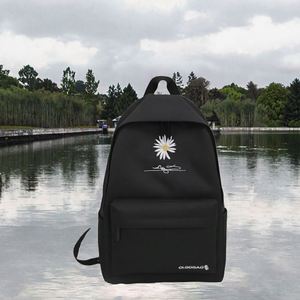 Mochila femenina de lona de alta calidad y gran capacidad con bordado vintage. - Product Image 3