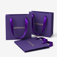 Sac cadeau en papier de luxe avec logo personnalisé et poignées en ruban, emballage haut de gamme pour vêtements et bijoux