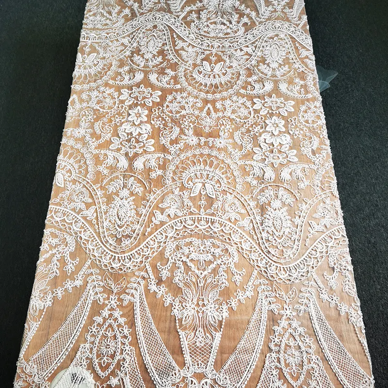 Fabrika fiyat nijerya beyaz, parlak el ağır boncuklu malzeme 3d nakış dantel pullu tül örgü kumaşlar için düğün elbisesi/