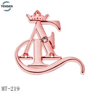 Etichetta in metallo per Bikini personalizzata con Logo Abaya goffrato 2 fori per abbigliamento in lega di zinco distintivo per cucire Logo in oro per capi sciarpa - Product Image 6