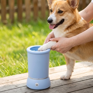 Limpiador automático <span class=keywords><strong>de</strong></span> patas <span class=keywords><strong>de</strong></span> perro, recargable por USB, cepillo <span class=keywords><strong>de</strong></span> silicona ecológico para mascotas, limpiador <span class=keywords><strong>de</strong></span> patas <span class=keywords><strong>de</strong></span> gato <span class=keywords><strong>de</strong></span> plástico sostenible con cubo - Product Image 1