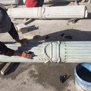 Colonna in Marmo Bianco Naturale Romano con Design Vivace Intagliato a Mano - Product Image 4