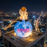 Astronaute Géant Gonflable Assis sur la Lune, Modèle Planétaire, Installation Artistique Thème Spatial pour Affichage en Centre Commercial et Décoration d'Événements
