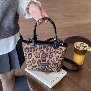 Vente en gros de sacs à main tendance léopard pour femmes sacs à bandoulière givré avec gommage sensoriel sacs fourre-tout décontractés - Product Image 1