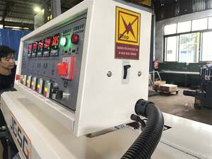 Machine à biseauter le verre à 4 moteurs Polissage des bords droits et meulage d'angle pour le traitement des bords du verre - Product Image 4