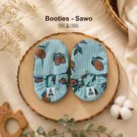 Botines acogedores hechos de tejido suave que brindan calidez, flexibilidad y comodidad con un elegante color sawo para las aventuras diarias.