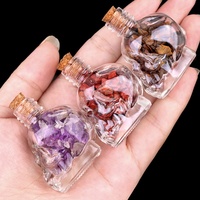 Vente en gros de copeaux de cristaux naturels de guérison dans une mini bouteille en verre en forme de crâne, pierre de Reiki, ornement cadeau gothique d'Halloween