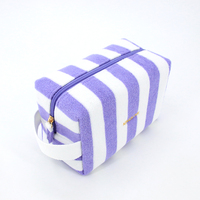 Pochette de maquillage de plage en tissu éponge rayé avec logo personnalisé, douce et absorbante, avec fermeture éclair et poignée souple pour l'été