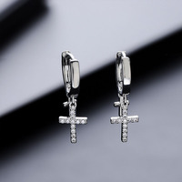 Pendientes de Aro con Doble Cruz Plateada y Circonitas, Joyería Gótica para Mujer