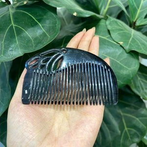 Peine de Bolsillo Artesanal de Cuerno de Vaca Ecológico con Borde Liso y Forma Natural para Viajes y Cuidado Diario del Cabello - Product Image 1