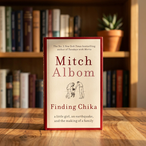 En busca de Chika de Mitch Albom, libro en inglés de bolsillo, historia real de amor, esperanza y lazos familiares - Product Image 2