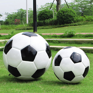 Décoration de jardin extérieure, statue de football géante en fibre de verre, sculpture de football en résine personnalisée - Product Image 3