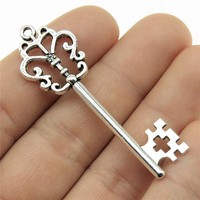 Pendentif Clé Squelette Couronnée à Motifs Roulés 57x18mm en Alliage de Zinc Argent Vieilli pour Cartes d'Invitation de Mariage Vintage