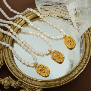 สร้อยคอมุกน้ำจืดพร้อมจี้ทองลายดอกกุหลาบสำหรับผู้หญิงสวมใส่ทุกวัน - Product Image 3