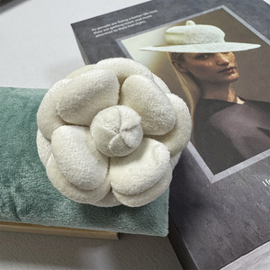 Suqi Novo Estilo Broche de Flor de Tecido de Veludo Camélia de 6cm de Alta Qualidade para Casamento - Product Image 6