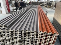 Panneaux muraux en PVC WPC à grain de bois légers et polyvalents en gros / Panneaux muraux cannelés WPC / Panneaux muraux décoratifs WPC