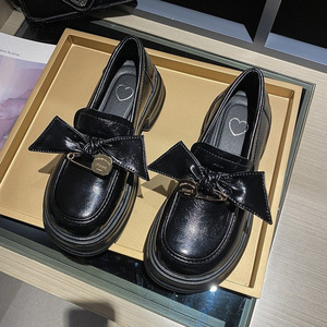 2025 otoño nuevo estilo de las mujeres de estilo británico de suela gruesa de cuero de moda de charol mocasines sin cordones de punta redonda - Product Image 6