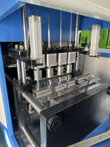 Máquina de soplado semiautomática de 4 cavidades para mascotas - Product Image 3