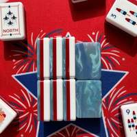 Tuiles de Mahjong Personnalisées Bleu Ciel Blanc Rouge de Qualité Supérieure, Couleurs Vives, Ensemble de Mahjong Américain, Vente Directe Usine