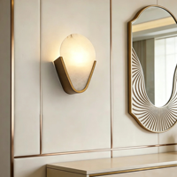 Applique murale en albâtre espagnol naturel et laiton – Éclairage design pour hôtels, chambres, chevets, couloirs et murs décoratifs