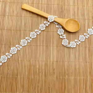 Passamaneria in <span class=keywords><strong>pizzo</strong></span> Siqunce, passamaneria ricamata con fiori <span class=keywords><strong>e</strong></span> perle, passamaneria in poliestere elasticizzato 5/8, bianco oro - Product Image 3