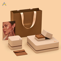 Boîte à bijoux en cuir PU de luxe avec pendentif en anneau de base et de couvercle de conception nouvelle avec logo personnalisé Auralux