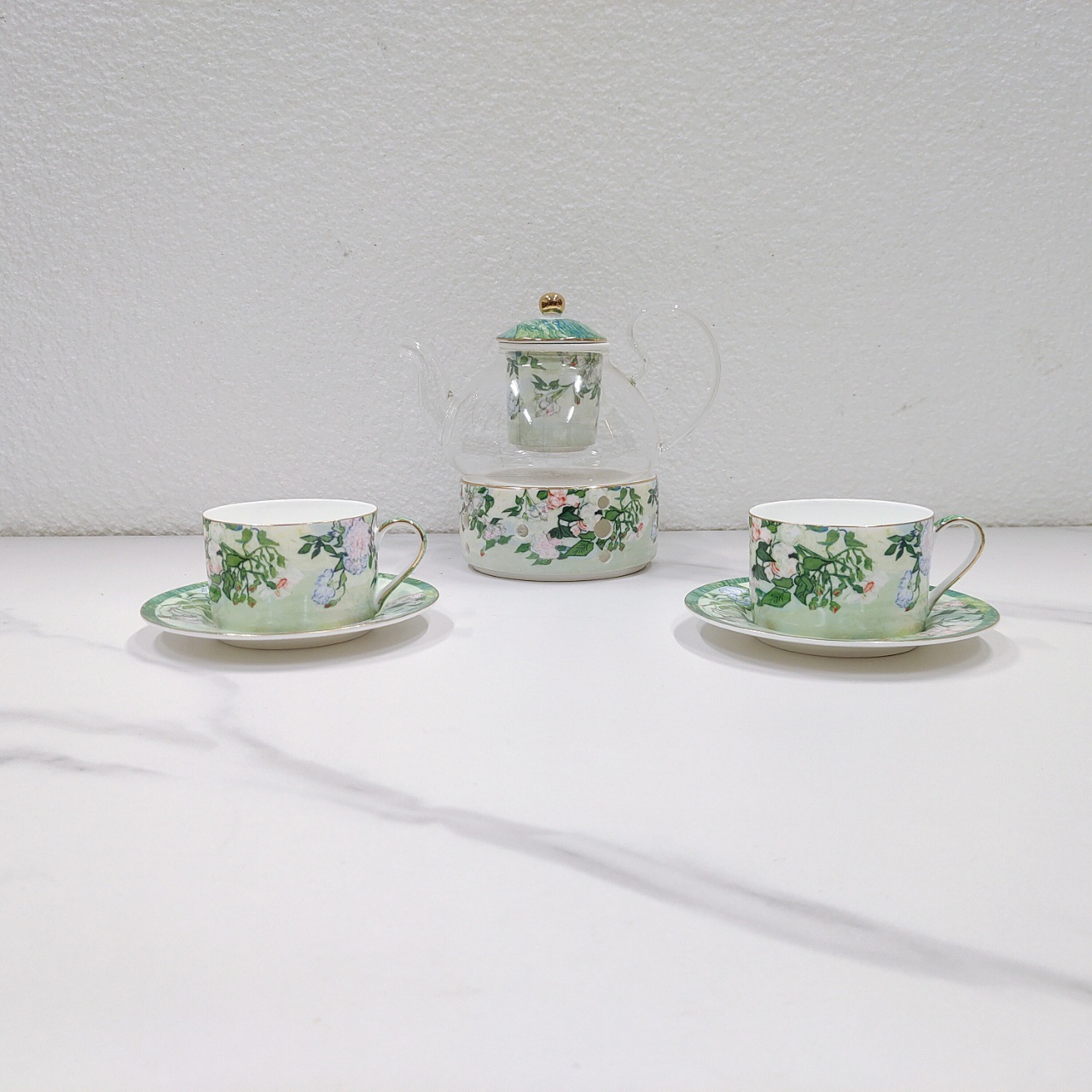 1 teapot, 2 cups, 2 plates