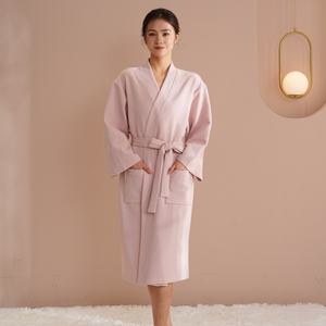 2 件套粉色华夫格织和服水疗浴袍和浴巾套装由柔软厚实的棉涤混纺材料制成 - Product Image 2