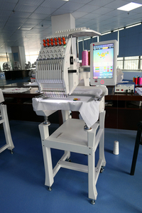 ماكينة خياطة وتطريز ثلاثية الأبعاد بكمبيوتر للبيع بالجملة من المصنع مباشرة من الصين برأس واحد و15 إبرة/12 لون - Product Image 6