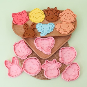 Moules à biscuits 3D pratiques en forme d'animaux de dessin animé, incluant des formes de koala, de renard et de canard pour un façonnage facile de la pâte. - Product Image 1
