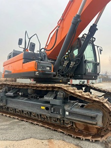 รถขุดมือสอง Doosan DX520LC-9C เครื่องยนต์ดีเซล ระบบไฮดรอลิก ตีนตะขาบ สำหรับงานดิน ชั่วโมงการใช้งานต่ำ 52 ตัน เครื่องยนต์ Hitachi 2.0 เมตร - Product Image 1