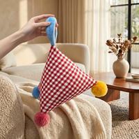 Großhandel Dreieckiges Plüschkissen mit Griff und Pompon-Ball, Individuelle Farbe, Moderne Wohndekoration, Zierkissen, Sofadekoration, Geschenk