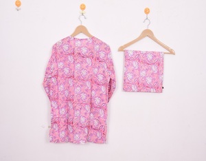 Ensembles de pyjama en coton très demandés, style vintage, satiné, longueur genou, boutonnés, imprimés à la main, écologiques, pour l'été et le printemps - Product Image 5