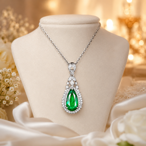 Collana con Pendente in Gemma Verde, Design a Goccia, Catena Placcata in Rodio, Gioielli per Donne, Regalo per Matrimoni e Feste - Product Image 3