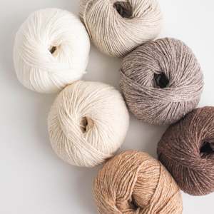 Fil à tricoter YARNA Arue (50g) – Mélange teint doux de qualité supérieure, pelucheux, naturel, chic, élégant, teint à la main, créatif, ludique et doux - Product Image 1