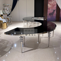 Tables de mariage modernes en acier inoxydable en forme de S avec plateau en verre trempé pour les événements en plein air des hôtels